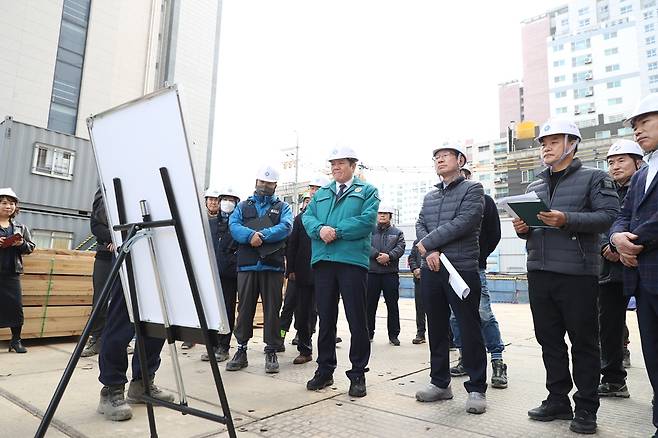 안양시가 지난 14일 해빙기 안전사고 예방을 위해 만안구 안양동의 한 건축공사장을 방문해 안점점검을 실시하고 있다.[안양시 제공]