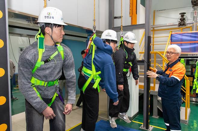 포스코 광양제철소 직원들이 추락시험장치에서 3m 낙하 실습을 진행하고 있다. [포스코 제공]