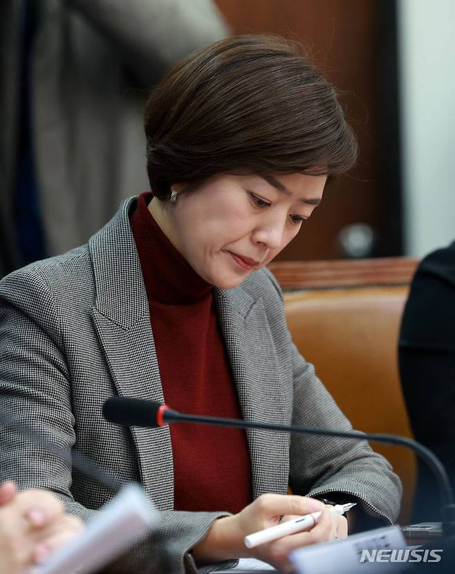 [서울=뉴시스] 고범준 기자 = 고민정 더불어민주당 최고위원이 16일 오전 서울 여의도 국회에서 열린 최고위원회의에서 메모하고 있다. 2024.02.16. bjko@newsis.com