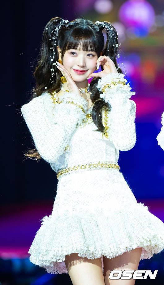 [OSEN=인천, 민경훈 기자] 아이브 장원영이 입장하며 포즈를 취하고 있다. 2023.12.25 / rumi@osen.co.kr