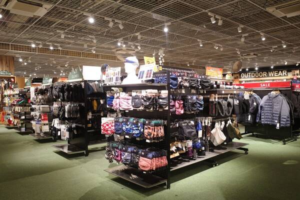 의류, 하이킹, 배낭, 장비, 행동식 등 다양한 물품이 있다.