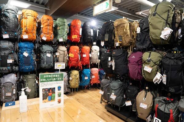 다양한 브랜드의 배낭이 모여있다.
