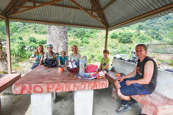 스위스에서 온 가족. 마낭까지 자전거 여행 중이었다.