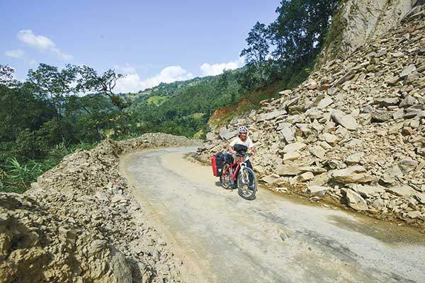 산사태가 난 길을 오르고 있다. 덥고 습해 은근히 힘들었다.