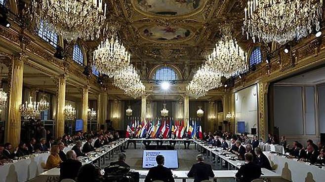 프랑스 파리 엘리제궁에 모여 우크라이나 지원 방안을 논의하는 유럽 각국 지도자들과 북미 장관급 인사들
