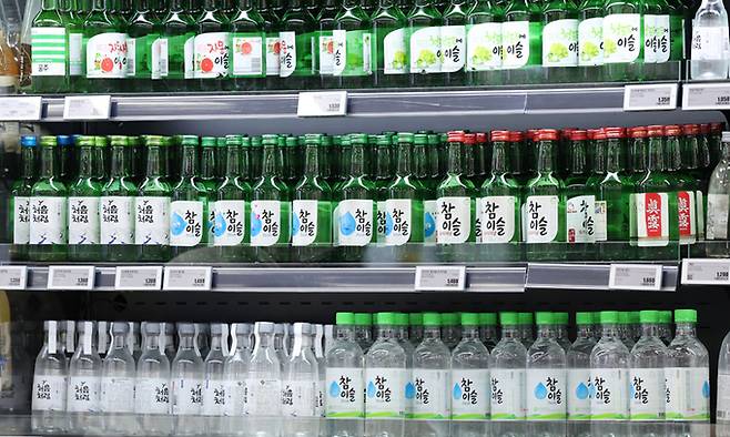 서울시내 한 대형마트에 소주가 진열돼 있다. 뉴시스