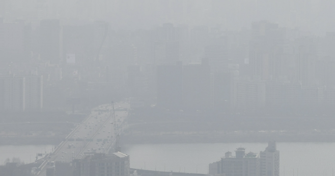 초미세먼지 농도가 나쁨 수준을 보인 지난 13일 오전 서울 용산구 남산타워에서 바라본 도심이 뿌옇게 보이고 있다. 뉴스1