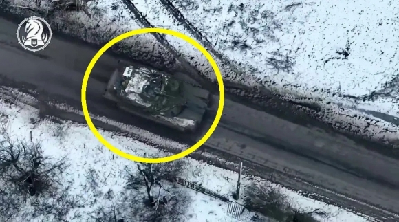 우크라이나 제47기계화여단의 에이브럼스 탱크가 눈 덮인 전장에서 기동하고 있다.  사진=우크라이나 국방부 엑스