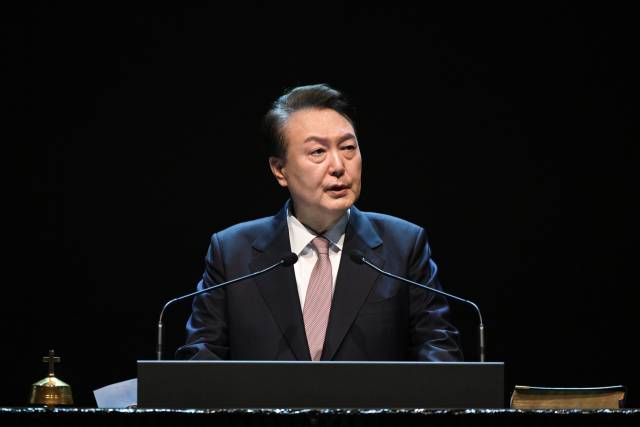 윤석열 대통령이 25일 경기도 수원시 영통구 원천침례교회에서 열린 ‘3·1운동 105주년 기념예배’에 참석해 인사말을 하고 있다. 연합뉴스