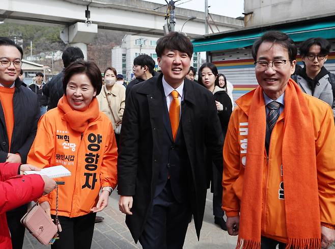 이준석 개혁신당 대표가 27일 오후 경기도 용인시 처인구 용인중앙시장을 방문해 시장을 둘러보고 있다. ⓒ연합뉴스