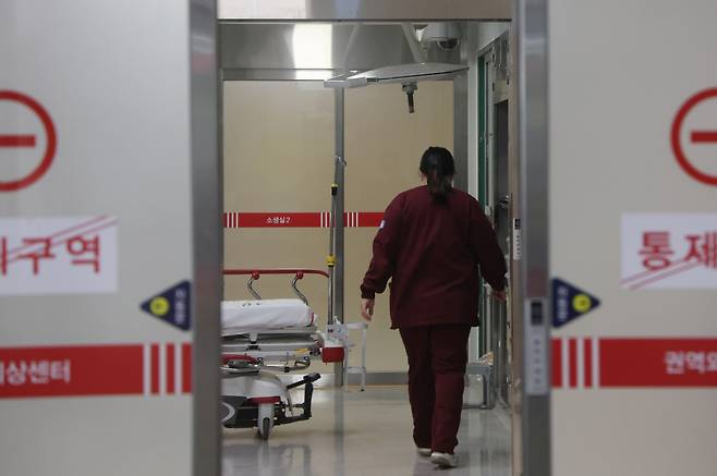 2월26일 경기도 의정부시 가톨릭대학교 의정부성모병원 응급실에서 간호사가 소생실로 이동하고 있다. ⓒ연합뉴스