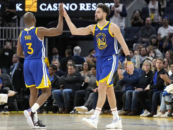 크리스 폴과 하이파이브하는 클레이 톰슨.  게티이미지코리아