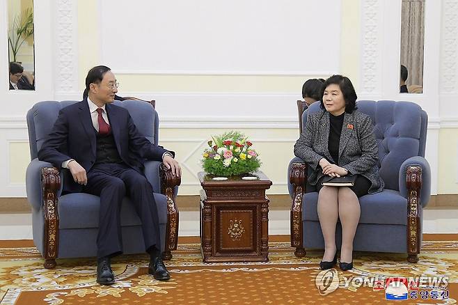 북한 최선희, 중국 외교차관과 면담 (평양 조선중앙통신=연합뉴스) 최선희 북한 외무상이 평양을 방문 중인 쑨웨이둥 중국 외교부 부부장(차관)을  26일 만나 양국 협력 방안을 논의했다고 조선중앙통신이 27일 보도했다. 2024.1.27     [국내에서만 사용가능. 재배포 금지. For Use Only in the Republic of Korea. No Redistribution] nkphoto@yna.co.kr