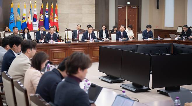 기자간담회 하는 신원식 국방장관 (서울=연합뉴스) 신원식 국방부 장관이 26일 용산 국방부 청사에서 가진 기자간담회에서 발언하고 있다. [국방부 제공] 2024.2.27