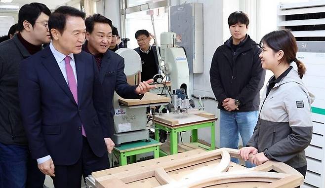 임태희 경기교육감 "2030년까지 직업계고 재구조화" (부천=연합뉴스) 임태희 경기도교육감이 27일 부천공고에서 직업계고 미래 교육 재구조화 추진 계획을 발표한 뒤 학교를 둘러보고 있다. 2024.2.27 [경기도교육청 제공. 재판매 및 DB 금지]