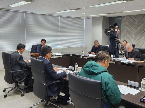 한국배구연맹, 후배 괴롭힘 관련 상벌위 (서울=연합뉴스) 하남직 기자 = 한국배구위원회 상벌위원회가 27일 서울시 마포구 상암동 연맹 회의실에서 여자부 페퍼저축은행에서 발행한 '후배 괴롭힘'에 관해 심의하고 있다.