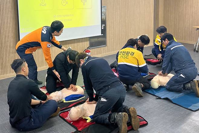 심폐소생술(CPR) 교육 받는 현대미포조선 관리감독 직원들 [울산 동부소방서 제공. 재판매 및 DB 금지]