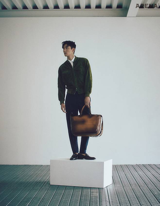 스웨이드 밀리터리 보머 재킷·화이트 셔츠·드로스트링 팬츠·투주르 소프트 트래블백·B-볼루트 로퍼 모두 벨루티 제품.