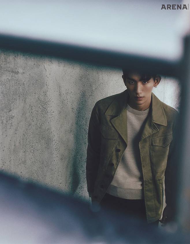 톤온톤의 두 가지 소재를 사용한 필드 재킷·크루넥 풀오버·치노 팬츠 모두 벨루티 제품.