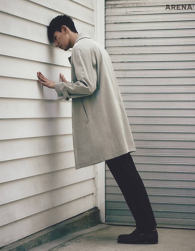 테크니컬 울 카 코트·팬츠·앤디 로퍼 모두 벨루티 제품.