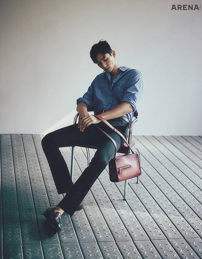 밀리터리 샴브레이 리넨 셔츠·팬츠·B-볼루트 로퍼·주르날리에 메신저백 모두 벨루티 제품.