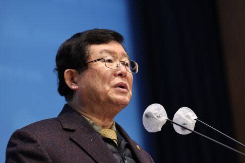 28일 소통관에서 기자회견을 하고 있는 설훈 의원 (사진=뉴스1)