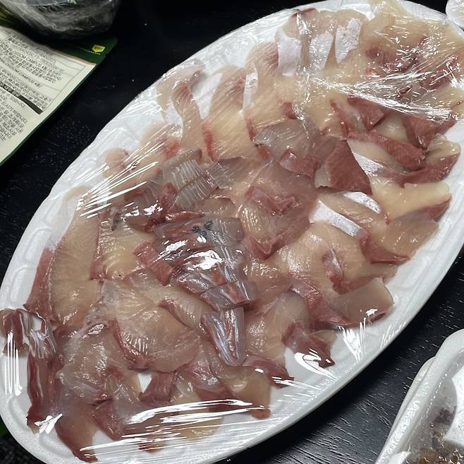 A 씨가 배달 받은 회. (온라인 커뮤니티 갈무리)