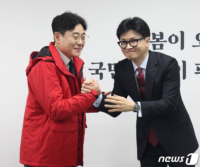 한동훈 국민의힘 비상대책위원장이 7일 서울 여의도 당사에서 열린 '국민인재 영입 환영식'에서 이영훈 전 한국청년회의소(JC) 중앙회장과 기념촬영을 하고 있다. 2024.2.7/뉴스1 ⓒ News1 송원영 기자