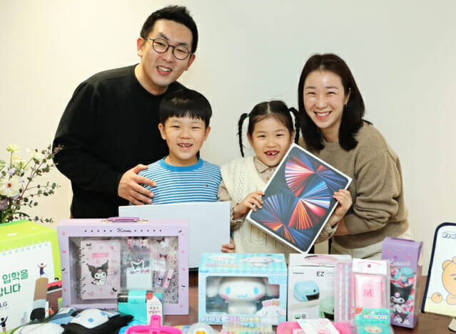 LG이노텍 직원 가족이 ‘초등학교 입학 선물’을 받아보며 즐거워하고 있다.(사진=LG이노텍)
