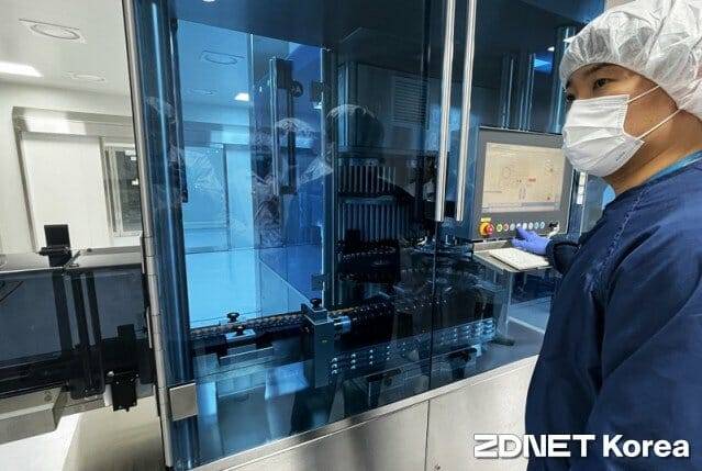 지난 2019년 GC녹십자 오창공장에 설립된 완제 공정 시설 ‘통합완제관(W&FF)’에서 제조된 혈액제제의 완제 공정 모습. (사진=김양균 기자)