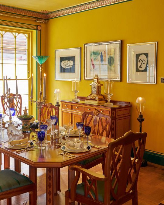 프레디 머큐리가 살던 집의 다이닝룸. 그가 좋아하는 색으로 꾸며져 있다. [이미지출처=나이트 프랭크]