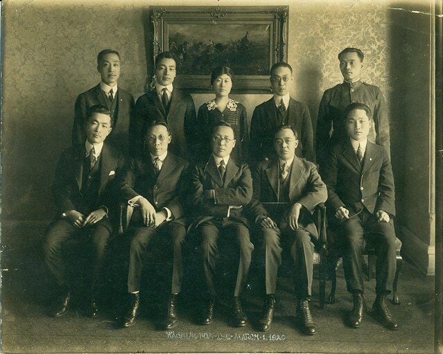 1921년 3월 1일 구미위원부 단체사진. 뒷줄 가운데가 신마실라다. 황현필씨는 이 사진을 잘라내 자기 화면에 노디김이라고 소개했다.
