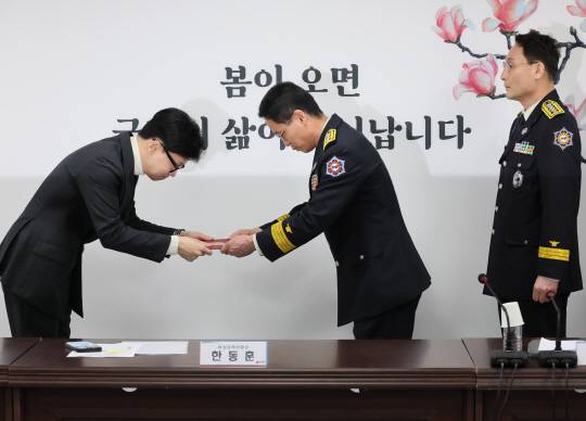 한동훈(왼쪽) 국민의힘 비상대책위원장이 지난 2월22일 서울 여의도 중앙당사에서 경북 문경소방서 순직 소방공무원 유가족을 위한 국민의힘 국회의원 및 당원 모금 위로·조의금 전달식을 하고 있다.<연합뉴스>