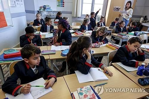 26일(현지시간) 교복 착용을 시범 도입 프랑스 남부 베지에시의 한 초등학교./사진=연합뉴스