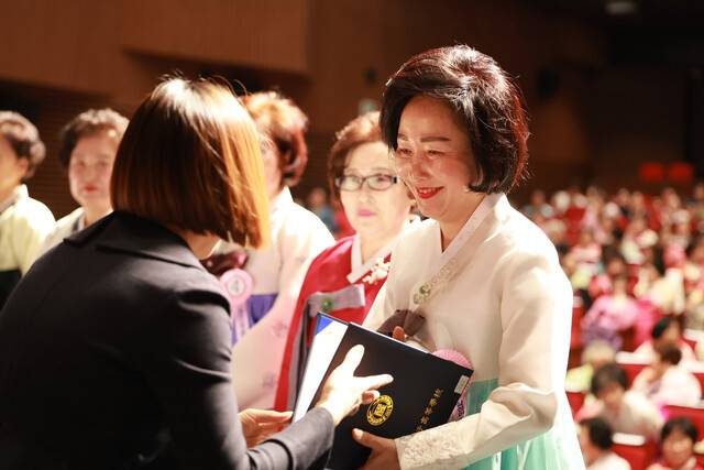 일성여자중고등학교 졸업식이 열린 27일 오전 서울 마포구 마포아트센터에서 고교 졸업생 이복자(65)씨가 학술상을 받고 있다. 김혜윤 기자 unique@hani.co.kr