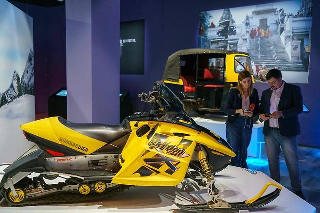 2002년 개봉작 어나더 데이에 등장했던 봄바르디에 스키-두. AFP 연합뉴스