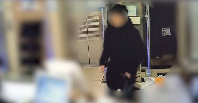 경기남부지역 일대를 돌며 열흘 동안 21건의 절도 범행을 저지른 30대 남성이 사우나로 들어서는 모습이 포착된 폐회로티브이 영상 갈무리. 수원서부경찰서 제공