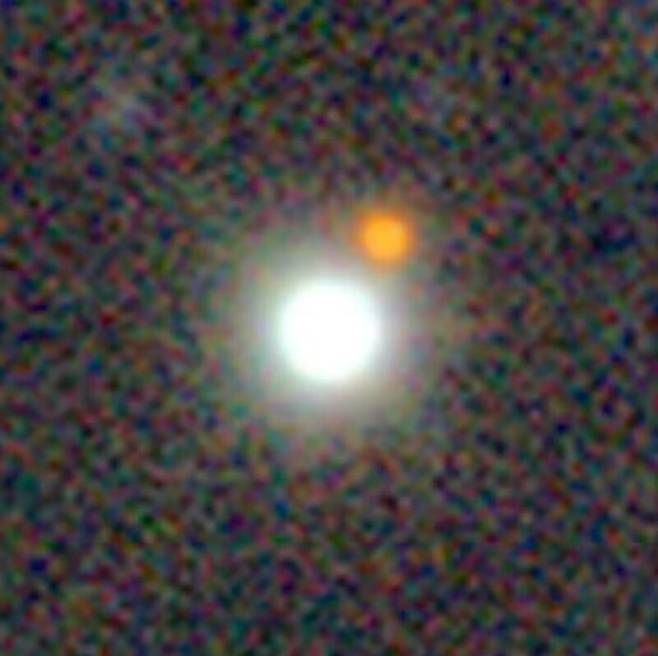 퀘이사 ‘J0529-4351’(왼쪽)과 인근에 있는 태양 질량급 별(오른쪽)의 밝기 비교. 네이처 천문학에서 인용