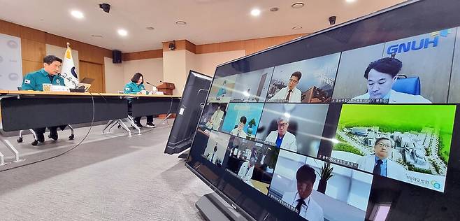이주호 부총리 겸 교육부 장관이 지난 26일 오후 정부세종청사에서 의대 증원에 반발한 의사들의 집단행동과 관련해 10개 국립대병원장과 긴급 영상 간담회를 열고 있다. 연합뉴스