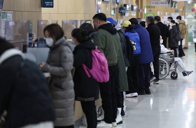 전공의 집단이탈이 장기화하는 가운데 지난 27일 오전 대구 한 대학병원에서 환자들이 진료 접수를 하고 있다. 연합뉴스