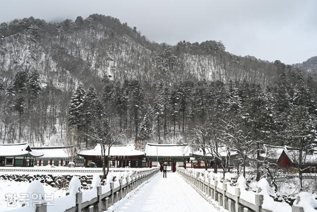 내설악 깊은 골짜기 산자락에 자리한 백담사.