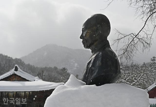 백담사 경내의 만해 한용운 흉상. 만해는 부속 암자인 오세암에서 출가해 대표 시집인 '님의 침묵'을 집필했다.