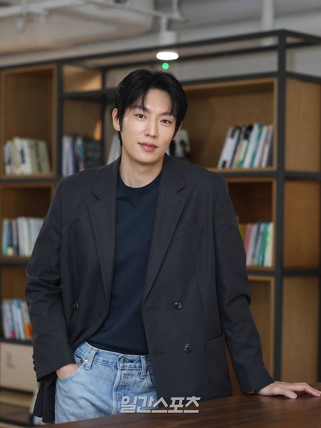 배우 이기택이 21일 오전 서울 중구 순화동 KG타워에서 진행된 일간스포츠와의 인터뷰에 앞서 포즈를 취하고 있다. 서병수 기자 qudtn@edaily.co.kr /2024.02.21/