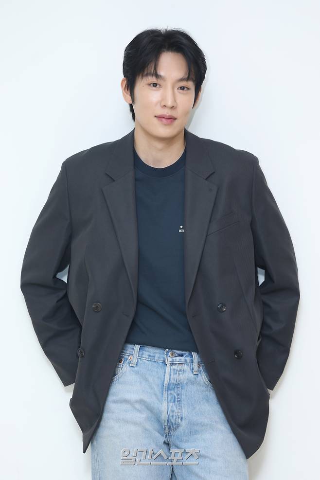 배우 이기택이 21일 오전 서울 중구 순화동 KG타워에서 진행된 일간스포츠와의 인터뷰에 앞서 포즈를 취하고 있다. 서병수 기자 qudtn@edaily.co.kr /2024.02.21/