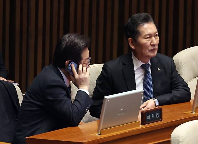 이재명 더불어민주당 대표가 지난 22일 오후 서울 여의도 국회에서 열린 제413국회(임시회) 제4차 본회의에서 통화하고 있다. 오른쪽은 정청래 의원. 사진=뉴스1