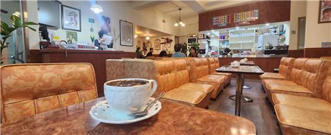 을지다방의 대표 메뉴인 쌍화차, 그리고 옛날식 다방의 상징인 푹신한 소파. 한성우 제공