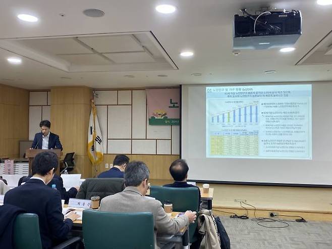 남형권 주택산업연구원 부연구위원이 27일 ‘노인가구 주거편익 향상 방안’ 세미나 주제발표를 하고 있다. 사진=송금종 기자