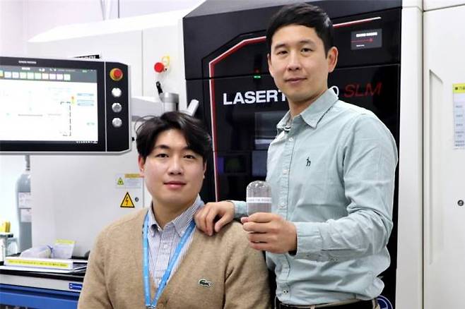 차세대 티타늄 합금분말 제조기술을 개발한 박형기 수석연구원(오른쪽)과 임현태 연구원. 한국생산기술연구원