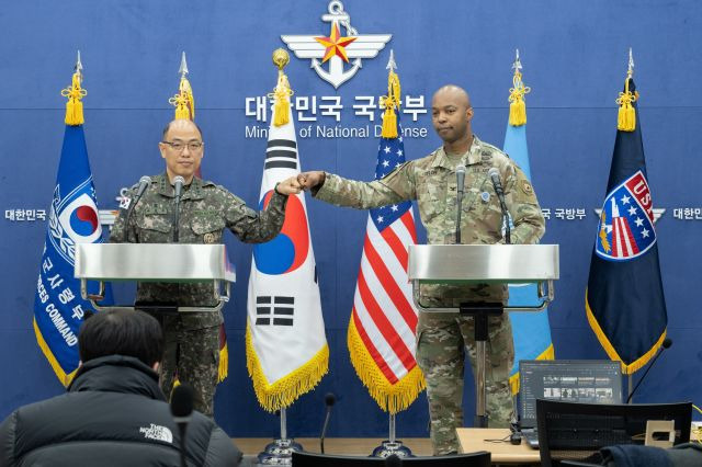 이성준 합동참모본부 공보실장과 아이작 테일러 한미연합사 공보실장이 28일 서울 용산구 국방부 브리핑룸에서 2024년 자유의 방패(FS, Freedom Shield) 연습에 대해 브리핑한 후 손을 맞잡고 있다. 합동참모본부 제공