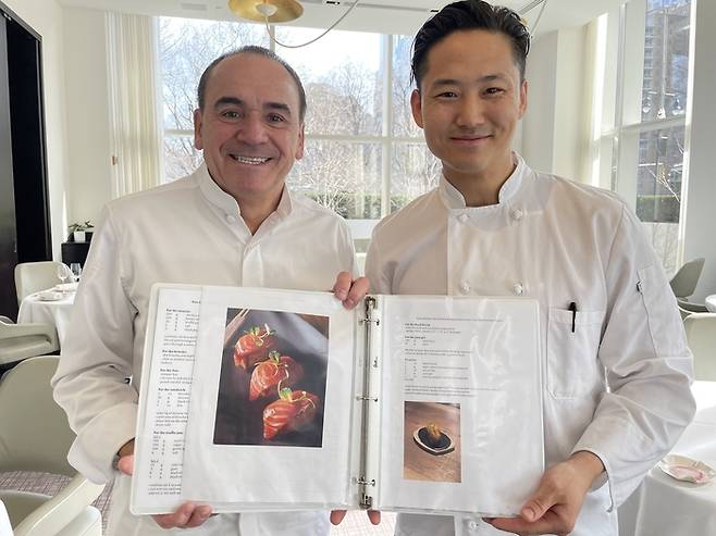 세계적인 쉐프 장-조지 봉제리슈텐(왼쪽)과 뉴욕 장-조지 식당 수석 쉐프 조셉 리가 함께 무게 1g 단위로 자세한 조리법이 담겨 있는 폴더 책을 펼쳐 보이고 있다. [윤원섭 특파원]